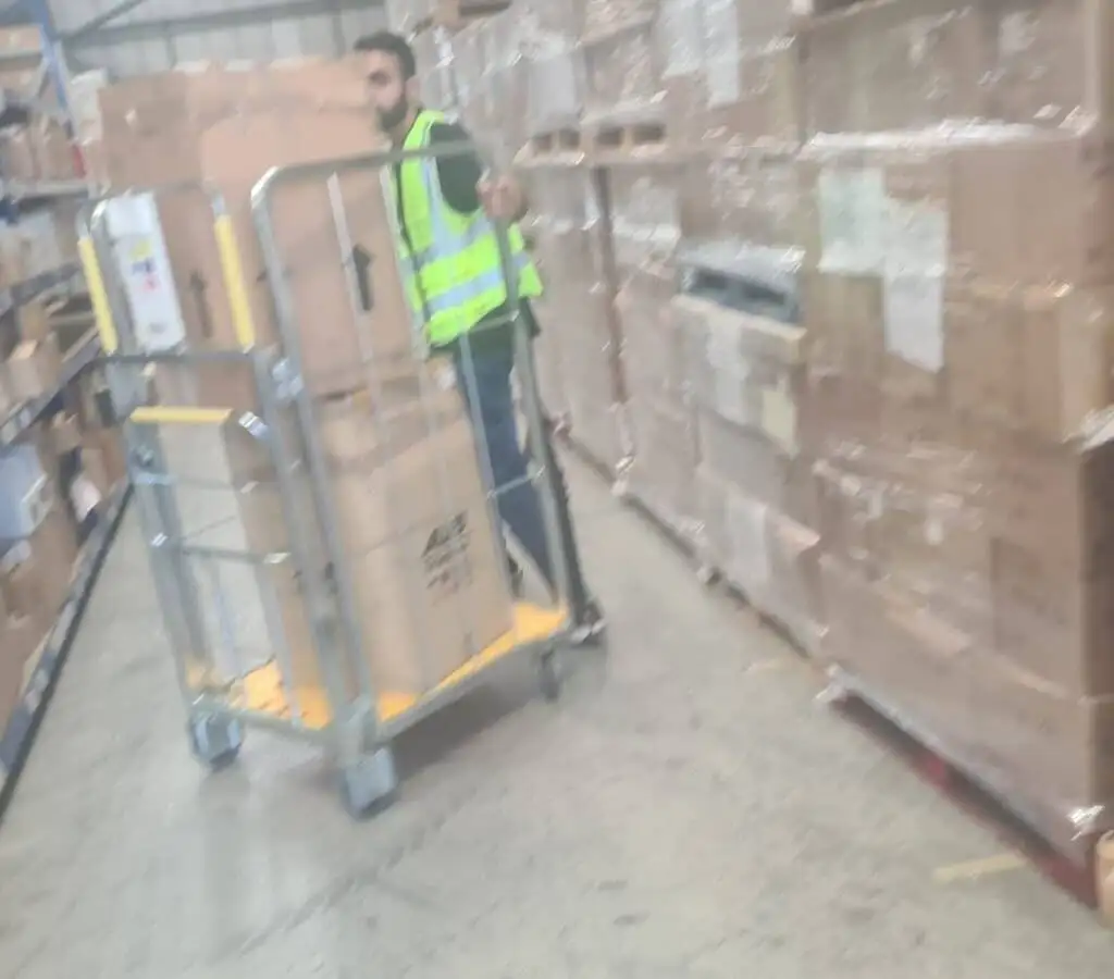 📦 Declutter Like a Pro: How Storage Units Simplify Every London Move