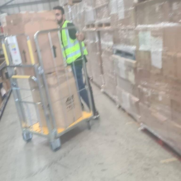 📦 Declutter Like a Pro: How Storage Units Simplify Every London Move