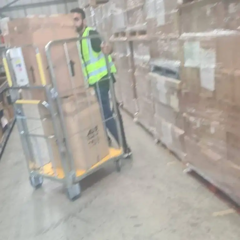 📦 Declutter Like a Pro: How Storage Units Simplify Every London Move